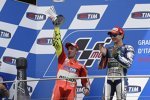 Andrea Iannone vor Valentino Rossi (Ducati) 
