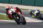 Andrea Iannone vor Valentino Rossi (Ducati) 