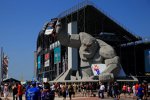 Miles The Monster begrüßt die NASCAR-Fans zum FedEx 400