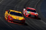 Joey Logano (Penske) und Kyle Busch (Gibbs)