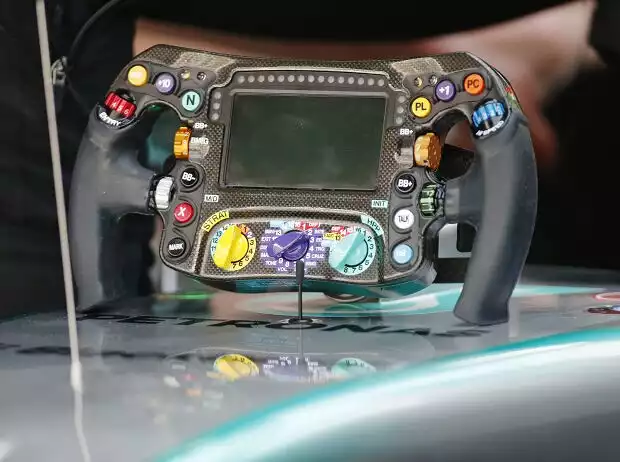 Mercedes-Lenkrad Titel-Bild zur News: Mercedes-Lenkrad