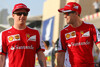 Bild zum Inhalt: Sebastian Vettel und Kimi Räikkönen flachsen über Gridgirls