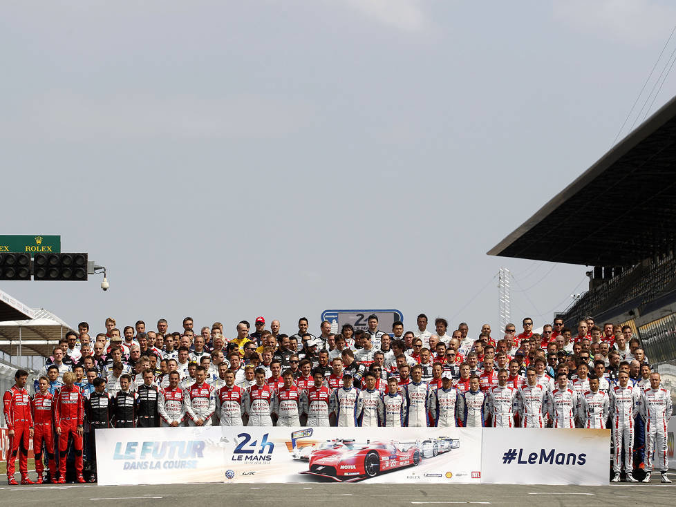 Gruppenfoto aller Le-Mans-Fahrer 2015