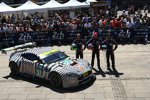 Darren Turner, Stefan Mücke und Rob Bell und ihr Art-Car von Aston Martin