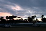 Die beiden Toyota TS040 Hybrid am Abend im Paarflug