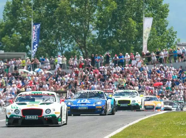 ADAC GT Masters 2015: Bentley, Chevrolet, Audi, BWM im Formationsflug über den Red Bull Ring Titel-Bild zur News: ADAC GT Masters 2015: Bentley, Chevrolet, Audi, BWM im Formationsflug über den Red Bull Ring