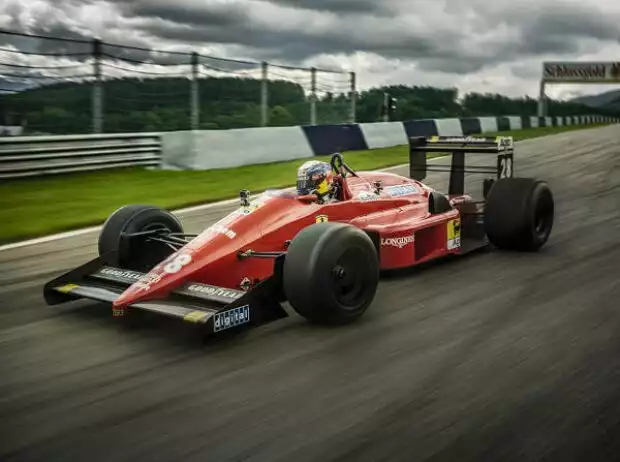 Titel-Bild zur News: Sebastian Vettel in Gerhard Bergers Ferrari von 1988