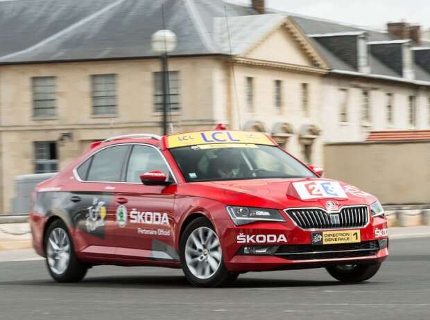 Titel-Bild zur News: "Red Car" der Tour de France 2015: Skoda Superb