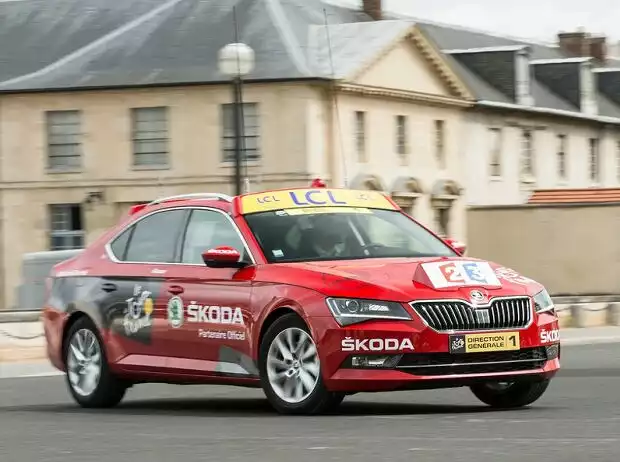 "Red Car" der Tour de France 2015: Skoda Superb Titel-Bild zur News: "Red Car" der Tour de France 2015: Skoda Superb
