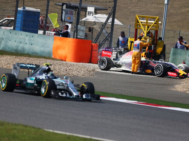 Titel-Bild zur News: Daniil Kwjat, Nico Rosberg