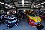 Die Autos von Martin Truex Jun. und Joey Logano zwischen jenen von Kevin Harvick und Kurt Busch