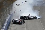 Crash von Will Power (Penske) und Takuma Sato (Foyt) 