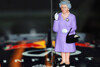 Bild zum Inhalt: Die Queen bringt Lewis Hamilton Manieren bei