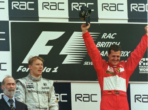 Michael Schumacher jubelt, Mika Häkkinen kann es nicht fassen Michael Schumacher jubelt, Mika Häkkinen kann es nicht fassen