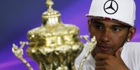 Bild zum Inhalt: Hamilton flucht über Siegerpokale: "Schockierend hässlich"