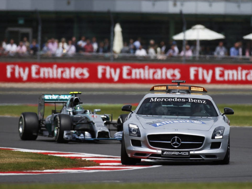 Nico Rosberg hinter dem Safety-Car