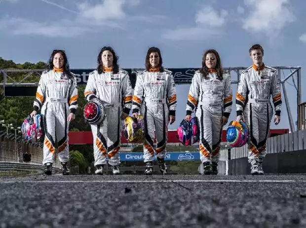 Edina Bús, Adrina Gugger, Amalia Vinyes, Lucile Cypriano, Marie Baus-Coppens - Die Frauen des SEAT Leon Eurocup 2015 Titel-Bild zur News: Edina Bús, Adrina Gugger, Amalia Vinyes, Lucile Cypriano, Marie Baus-Coppens - Die Frauen des SEAT Leon Eurocup 2015