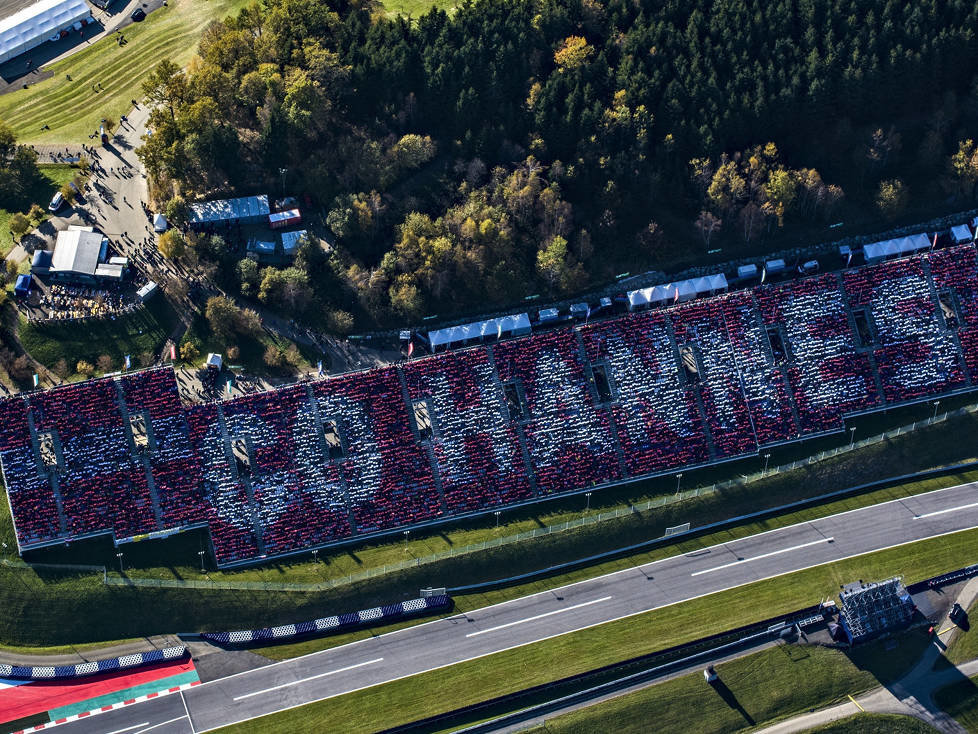 Fans jubeln Hannes Arch beim Air-Race-Finale in Spielberg 2014 zu