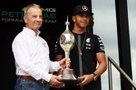 Rob Jones von der Motor Sport Association übergibt Lewis Hamilton (Mercedes) die Mike-Hawthorn-Trophy
