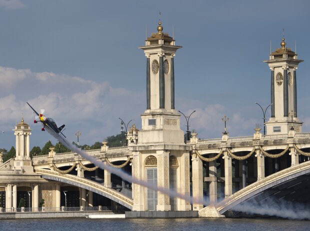 Air-Race: Peter Besenyei fliegt durch die Kettenbrücke in Budapest