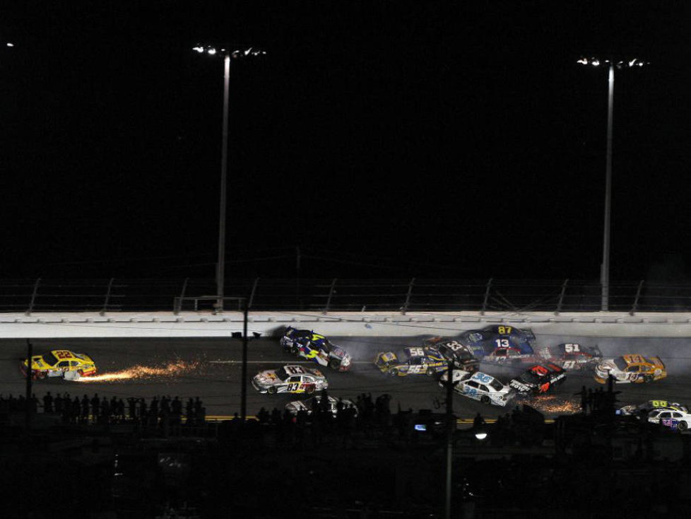"Big One" in der Schlussphase des Coke Zero 400 im Juli 2011