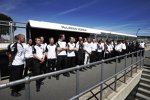 Das McLaren-Team legt eine Schweigeminute in Gedenken an die Opfer des Anschlags in Tunesien ein