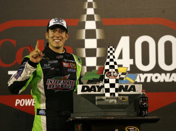 Kyle Busch nach seinem Sieg beim Coke Zero 400 im Juli 2008 Kyle Busch nach seinem Sieg beim Coke Zero 400 im Juli 2008