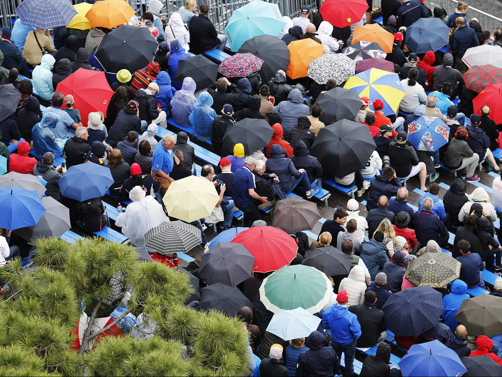 Fans im Regen