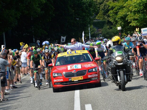 Titel-Bild zur News: Skoda Superb als Red Car bei der Tour de France 2015