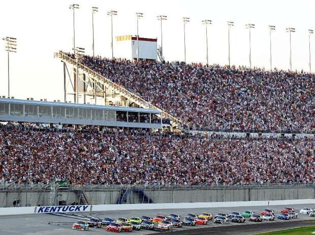 Start zum Quaker State 400 in Kentucky 2011 mit Kyle Busch an der Spitze Start zum Quaker State 400 in Kentucky 2011 mit Kyle Busch an der Spitze