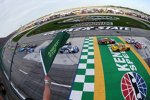 Start zum Quaker State 400 mit Kyle Larson (Ganassi) und Brad Keselowski (Penske) in Reihe eins