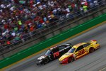 Joey Logano (Penske) und Martin Truex Jun. (Furniture Row)