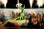 Kyle Busch (Gibbs) in der Victory Lane