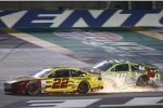 Heißer Kampf um die Führung: Joey Logano (Penske) und Kyle Busch (Gibbs) 