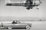 Cessna 172 beim Weltrekordflug in Nevada und ein Ford Thunderbid (1958) 