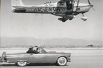 Cessna 172 beim Weltrekordflug in Nevada und ein Ford Thunderbid (1958) 