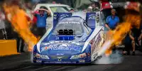 Flammen schlagen aus dem Auspuff eines Dragsters bei den NitrOlympX 2014