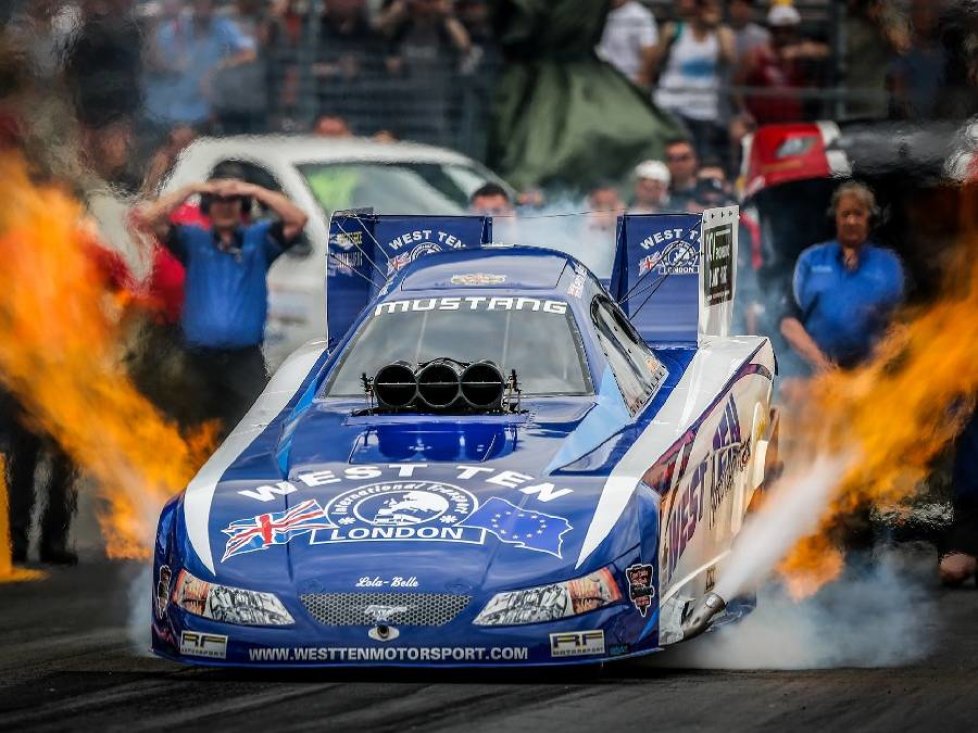 Flammen schlagen aus dem Auspuff eines Dragsters bei den Hockenheim Nitrolympx 2014