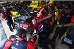 Der Hendrick-Chevy von Jeff Gordon nach Kollision mit Clint Bowyer (Waltrip) in der Garage-Area