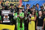 Kyle Busch mit Ehefrau Samantha, Sohnemann Brexton, dem Hummer und der Gibbs-Crew in der Victory Lane