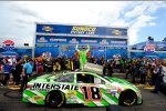 Kyle Busch (Gibbs) in der Victory Lane