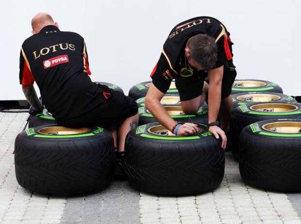 Titel-Bild zur News: Lotus-Mechaniker mit Pirelli-Reifen