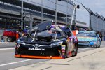 Der Gibbs-Toyota von Denny Hamlin mit beschädigter Motorhaube