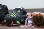 Kissing The Bricks: Xfinity-Sieger Kyle Busch mit Ehefrau Samantha und Sohnemann Brexton