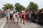 Jeff Gordon mit Ehefrau Ingrid und den Kids Ella und Leo auf dem Weg zu seinem letzten Brickyard 400