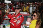 Kyle Busch (Gibbs) mit Ehefrau Samantha und Sohnemann Brexton in der Victory Lane