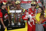 Kyle Busch (Gibbs) mit Ehefrau Samantha und Sohnemann Brexton in der Victory Lane