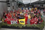 Kyle Busch (Gibbs) mit Familie und Crew in der Victory Lane