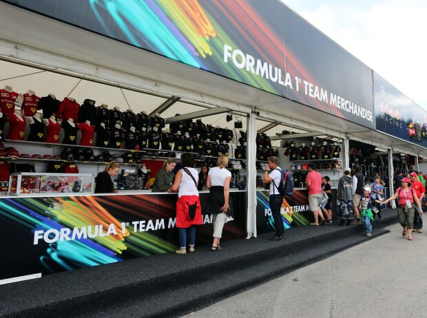 Formel-1-Fans beim Merchandising Formel-1-Fans beim Merchandising