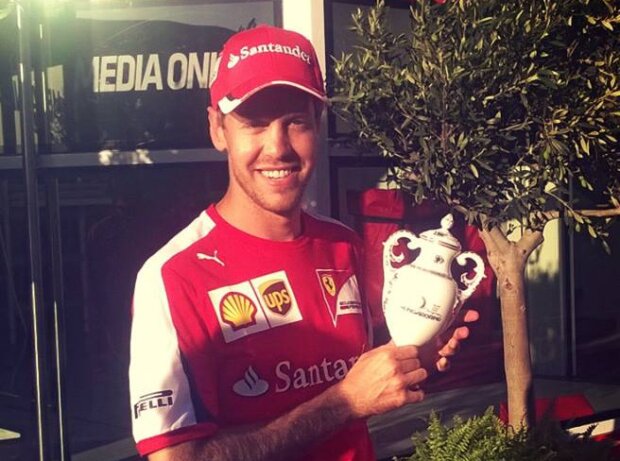 Titel-Bild zur News: Sebastian Vettel mit Pokal aus Herend-Porzellan